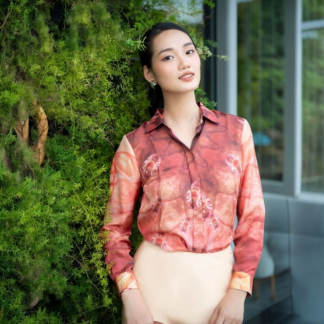 Áo sơ mi lụa dài tay họa tiết trầu bà lá xẻ Uril đỏ